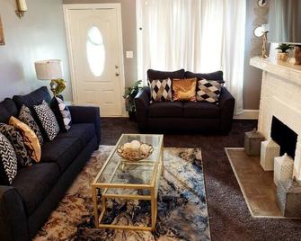 Cozy Bungalow Near Lake and downtown - Euclid - Living room