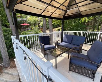 Year Round Lakefront Property On Beautiful Charleston Lake - Delta - Balcony