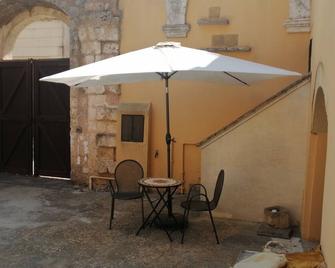 In Grecìa Salentina, at 15 minutes from Lecce and the Adriatic coast, a courtyard house seventeenth century with large garden - Martignano - Patio