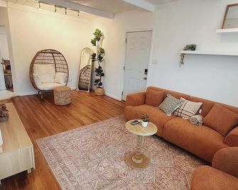 Modern Eclectic 2br Near Petco, Balboa Park & Zoo - سان دييغو - غرفة معيشة