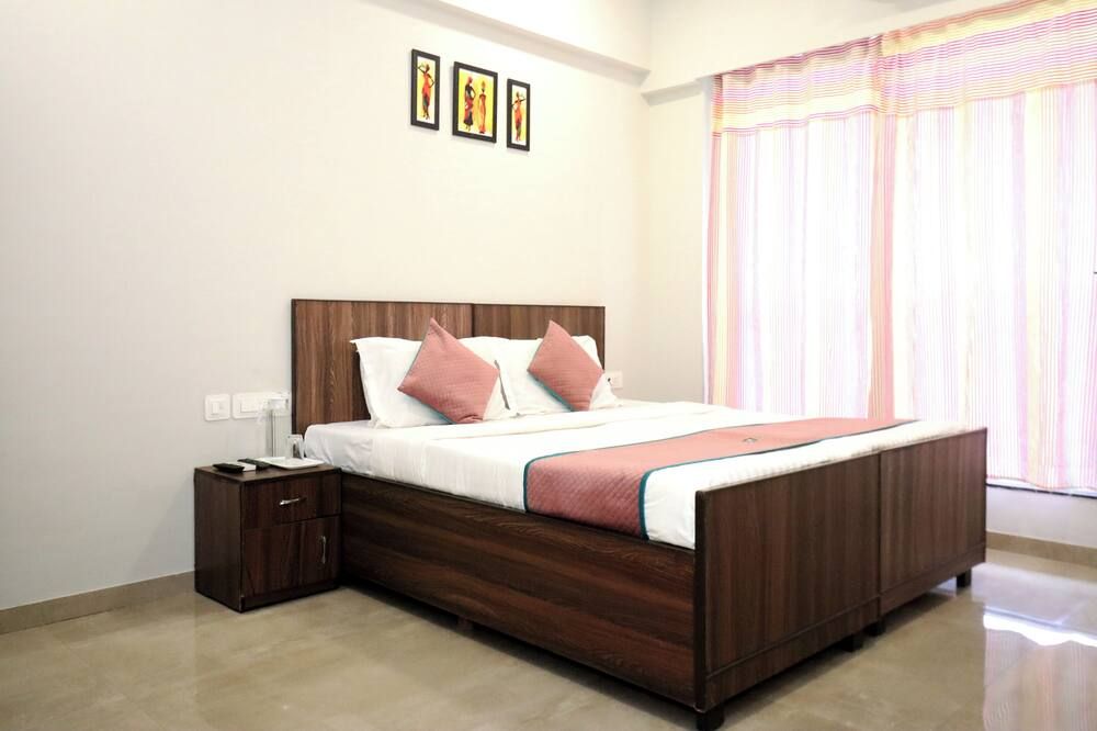 Pinaki Comfort Stay, Vile Parle - Near Airport - Mumbai - Bedroom