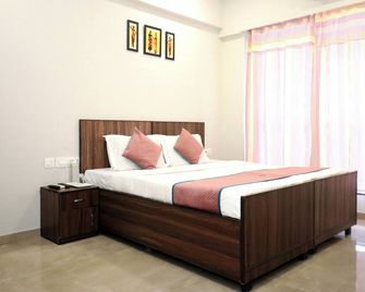 Pinaki Comfort Stay, Vile Parle - Near Airport - Mumbai - Kamar Tidur