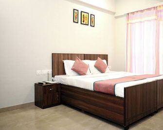 Pinaki Comfort Stay, Vile Parle - Near Airport - Mumbai - Bedroom
