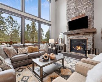 Trax N Trailz Lodge - Lead - Living room