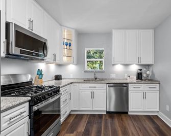 Galveston and Refinery Retreat - La Marque - Kitchen