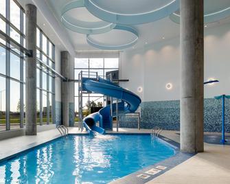Holiday Inn Express Montreal Airport - St-Laurent By IHG - Montreal - Pool