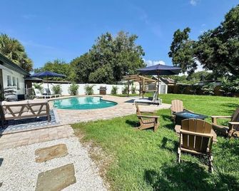 Modern Boho- 4/3-King Beds/Pool! Pet friendly! - Tampa - Patio