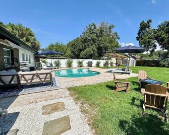 Modern Boho- 4/3-King Beds/Pool! Pet friendly! - Tampa - Patio