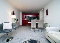 408 Marsh House by Mia Living Stylish city centre 2 bedroom apartment with FREE parking - Bristol - Living room