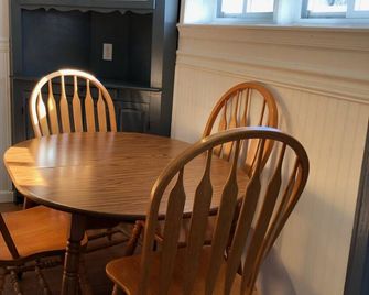 Private House With 3 Bedrooms And 1 Bath - Perth Amboy - Dining room