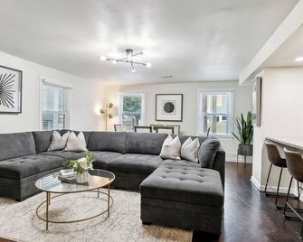 Spacious 3-Bedroom Uptown House – Steps to Streetcar & Downtown - New Orleans - Living room
