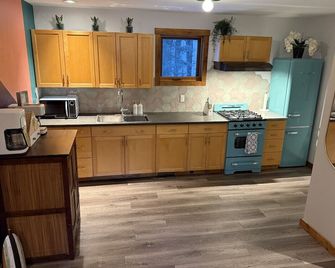 Private 2BR Forest Suite in Bragg Creek with Hot tub, pond, 17 acres of trails - Bragg Creek - Kitchen