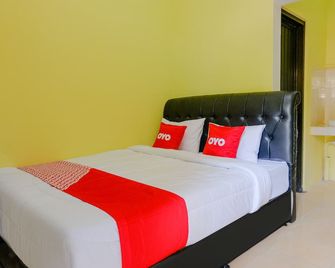 OYO 1784 Hj. Aniek Residence - Madiun - Slaapkamer