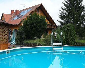Gaestehaus Ulbl - Kitzeck im Sausal - Piscină