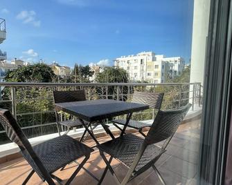 Downtown Location/ Netflix Included/ Spacious Apt - Kyrenia - Balkon