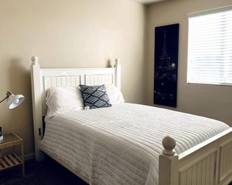 Spacious and Modern Suburban Townhome - Spanish Fork - Bedroom
