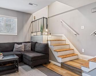 Saint Charles 2 Bedroom Townhome - Earth City - Living room