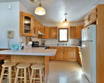 Shady Oaks Cottage on Busky Bay of the Pike Chain of Lakes Iron River, WI - Iron River - Kitchen