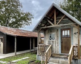 Swiss Alp Texas Cabin - Schulenburg