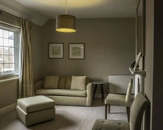Qudos - Salisbury - Living room