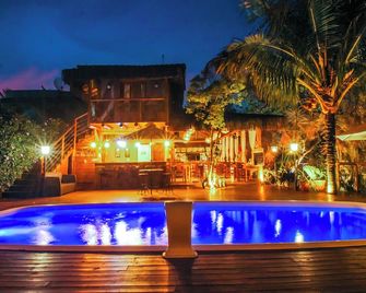 بوسادا دي تشارم إيميرادوس - إلهابيلا - حوض السباحة