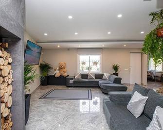 Wonderful house with large pool and forest - Tordera - Salon