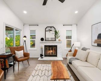 Sacramento Gem W Cozy Wood Fireplace Bbq Grill - Sacramento - Living room