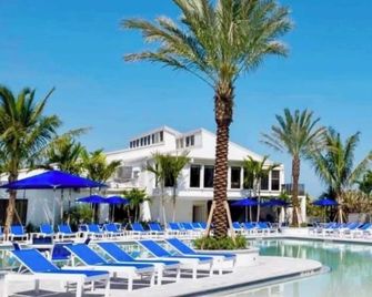 Beachfront Bliss Cozy Condo Steps from the Ocean - Fort Pierce - Basen