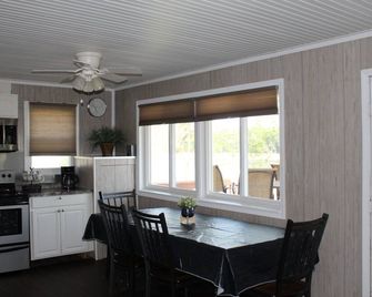 Osage River Get-Away, kayaks included! Relaxing with a beautiful view - Jefferson City - Dining room