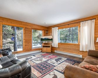Shepherd Family Retreats- Moose - West Yellowstone - Living room