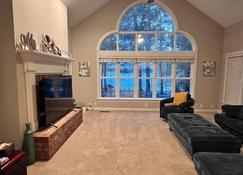 Modern 3br Lake front home - Sanford - Living room