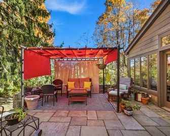 The Red Hill Retreat - Woods Water History Privacy - Croton on Hudson - Patio