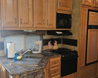 Raptor 5 wheel park model - Thompson Springs - Kitchen