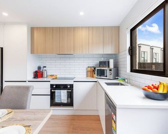 Brand New 3br Townhouse - 10 Mins To Airport - Auckland - Kitchen