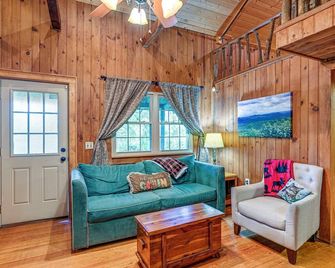 Historic Sapphire Cabin w/ Porch, Updated Interior - Sapphire - Living room