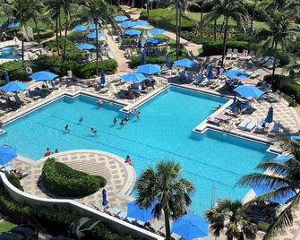 Marriott Ocean Point resort with a guaranteed Studio oceanfront room. - Palm Beach Shores - Piscina