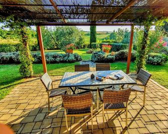 Montalcino: Private villa in the heart of Tuscany, private pool, A/C - Montisi - Patio