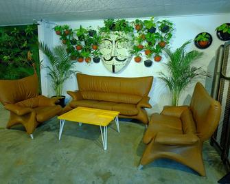 Snooze Hostel Malang - Malang - Lounge