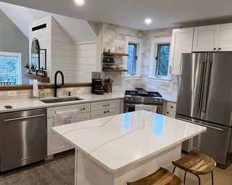 Modern family-friendly home with private beach access on Newfound Lake - Bristol - Cocina