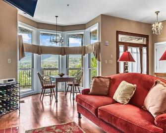 Romantic Suite | Mountain Views! | King Bed - Townsend - Living room