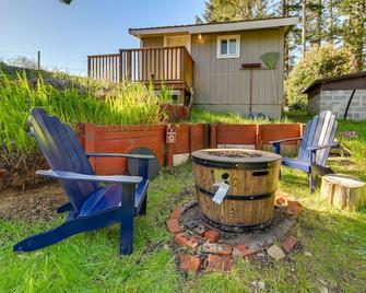 On-site Creek & Fishing: Cozy Coos Bay Retreat! - Coos Bay - Binnenhof