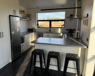 The Black House with stunning mountain views and spectacular stargazing nights - Fairlie - Kitchen