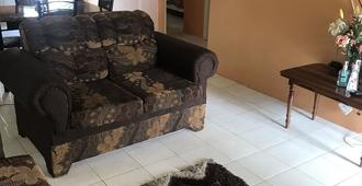 Clean ,comfortable secure,private 5mins away from the beach,entertainment - Montego Bay - Living room