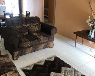 Clean ,comfortable secure,private 5mins away from the beach,entertainment - Montego Bay - Living room