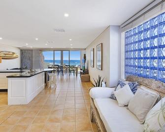 Joeanne -Absolute Beachfront at Blue Bay - Toowoon Bay - Pokój dzienny