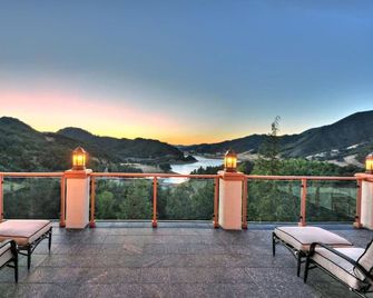 Luxury Villa: Silicon Valley's 30-Acre Eden of Paradise:Lake Views & Events - Morgan Hill - Parveke