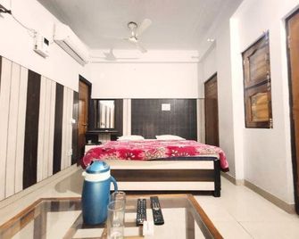 Hotel Aman Palace - Prayagraj - Bedroom