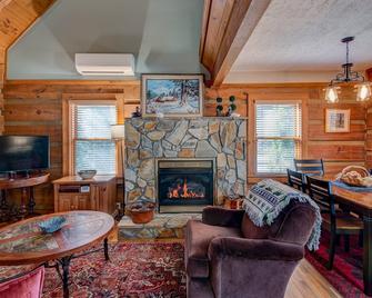 The Apple Cabin - Family cabin between Boone and Blowing Rock - Blowing Rock - Living room