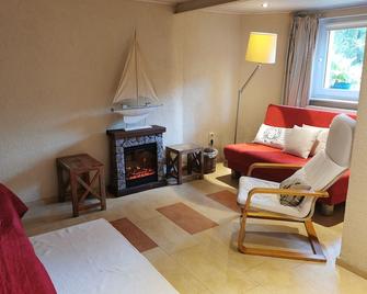 Cozy apartment on the Röblinsee in the basement of a villa - Fürstenberg/Havel - Wohnzimmer