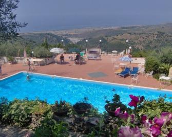 Tenuta Mauri - Agriturismo Vota - Nocera Terinese - Pool